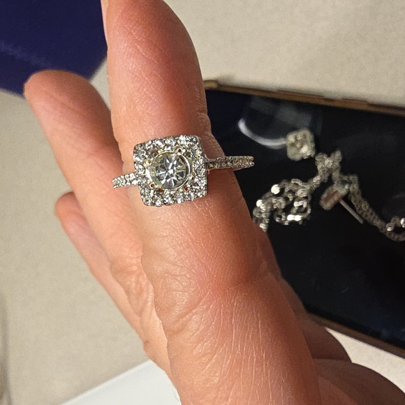 Elegant Silver Jewelry Set with Crystal Accents - Picture 4 of 9